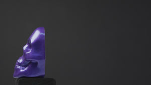 great video quality showing the purple tones in a small resin object